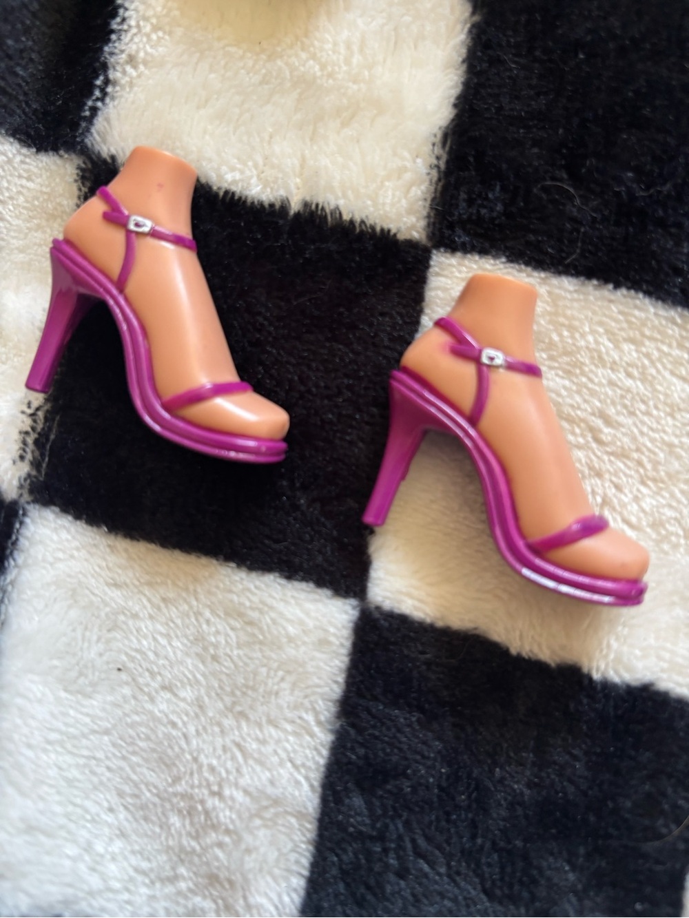 pink high-heeled sandals belong to the Bratz Hollywood Style Phoebe doll